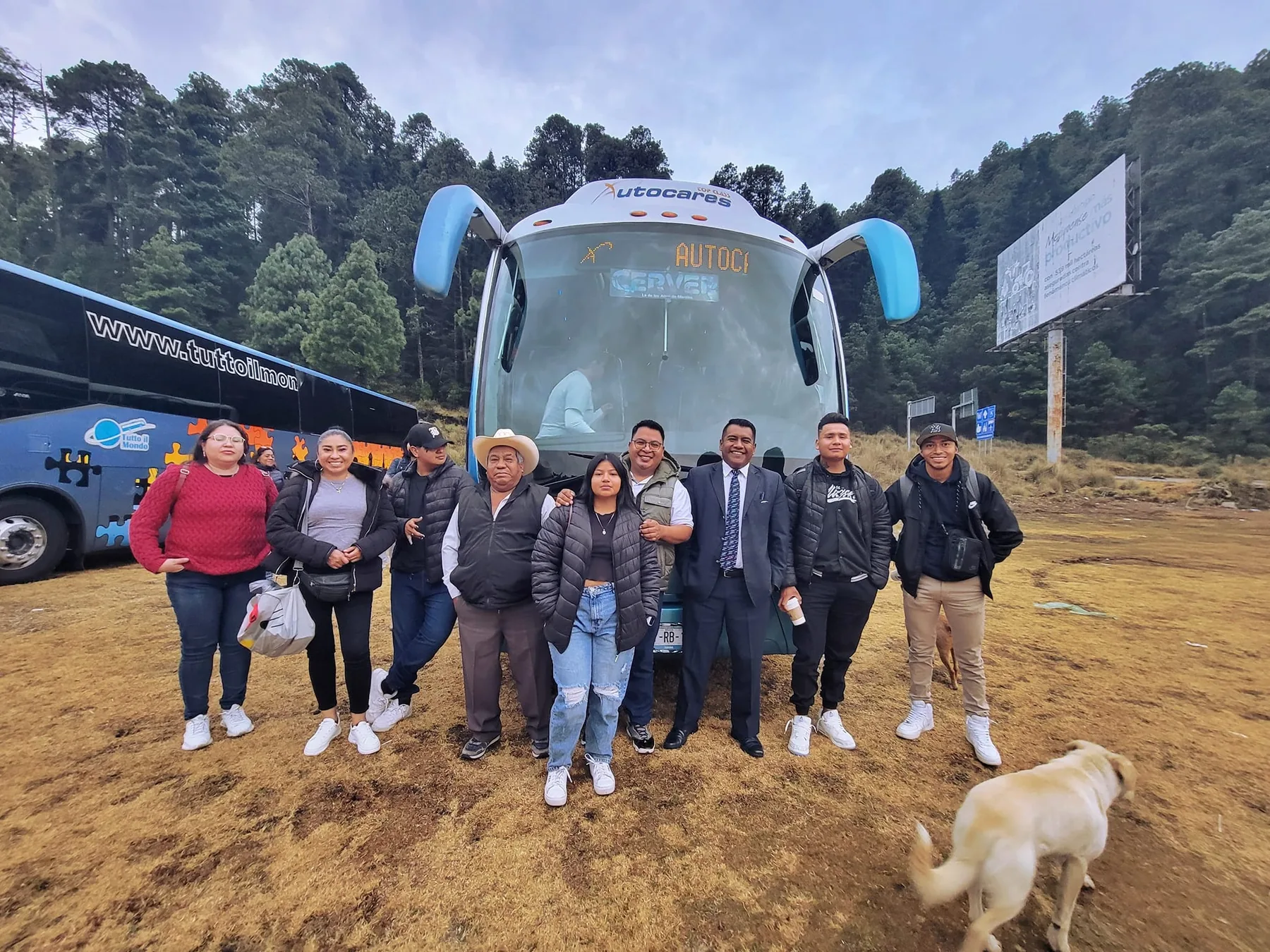 Grupo frente al autobús CerVer