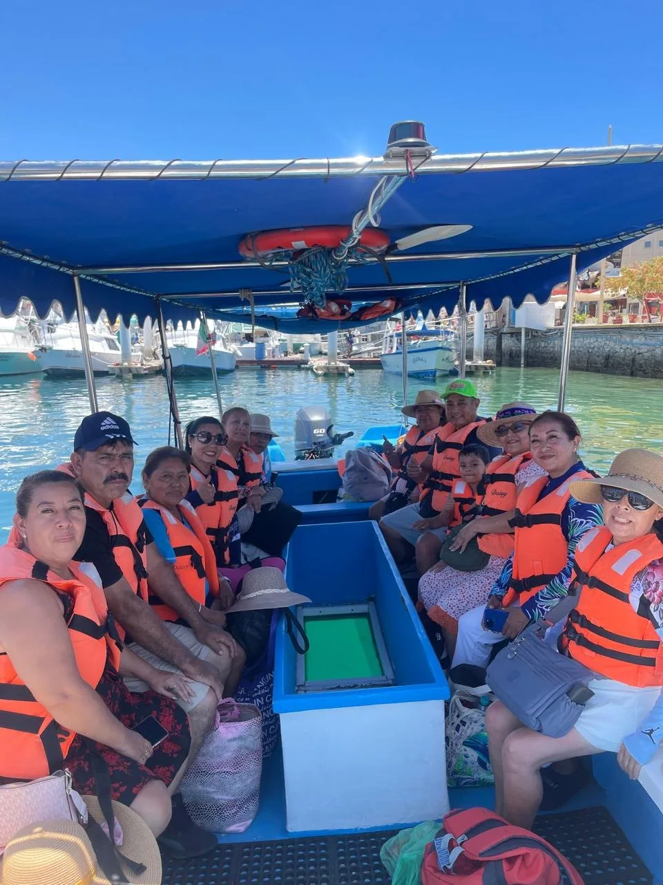 Paseo en lancha con grupo de turistas